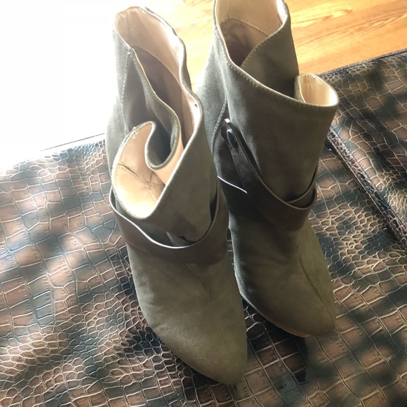 🌟SALE🌟Women’s platform Booties🌟 - Picture 3 of 5